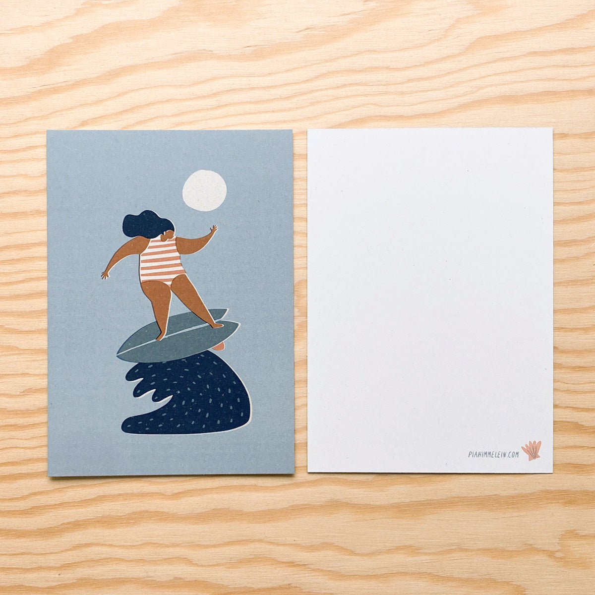 SURFING LADY OCEAN BLUE – Postkarte