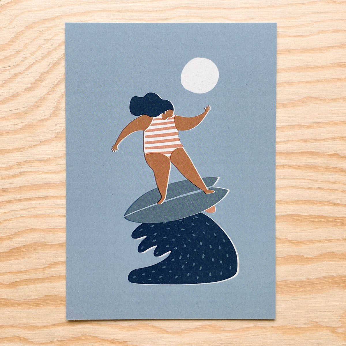 SURFING LADY OCEAN BLUE – Postkarte