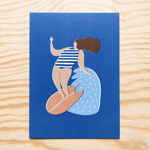 SURFING LADY MARINE – Postkarte